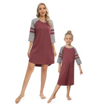 Completo pigiama coordinato mamma e figlia, composto da abito pigiama a maniche corte a righe e camicia da notte girocollo, colore rosso, taglie