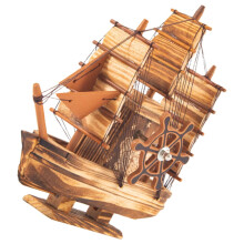 Merkloze stranddecoratie voor een houten zeilboot, speelgoed, decoratief voor kinderen die dol zijn op zeilen.