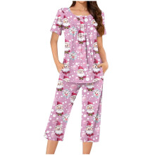 Kerstpyjamaset voor dames met feestelijke print, bestaande uit capri en short.