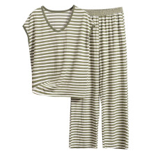 Damen-Nachtwäsche-Set in großen Größen aus Modal mit Streifenmuster: Ärmelloses Tanktop mit V-Ausschnitt + lockere Hose mit Seitentaschen.