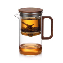 Teekanne aus Glas mit Teesieb und Holzgriff