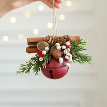 Décoration de Noël à suspendre avec grelot, nœud et pin