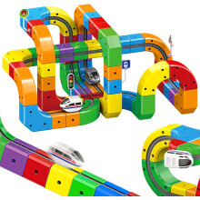 Set de tren Track Fusion cu șine flexibile 3D – 81 de piese