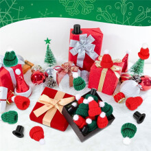 32-teiliges Puppen-Mini-Hut-Set, bestehend aus 16 Mini-Strick-Weihnachtsmannmützen und 16 schwarzen Miniatur-Zylinderhüten aus Kunststoff.