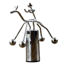 Rijd en Slinger Kleine Humanoïde Rijdende Desktop Perpetual Motion Extra Grote Balornamenten voor -Kantoorornamenten
