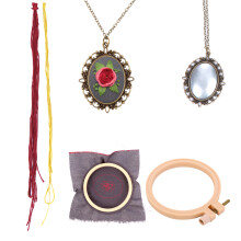 1Set Handgenaaide Hanger Set Met Borduurmotieven in Assorti Kleuren
