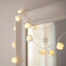 Lights4fun 30 Warm White LED Indoor White Rose Decorative Flower String Fairy Lights Clear Cable Plug in Mains Powered 2.9m Bedroom Home Wedding Vale