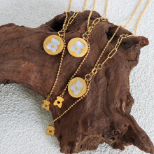 Unique Beautiful And Pearl Shell Pendant Necklace For Perfect Women