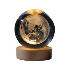 Kristalkleurig Nachtlampje met Uitgesneden Kristallen Bol aan de Binnenkant, Lichtgevend Ornament, Sterrengeschenk met Houten Voet, Maan
