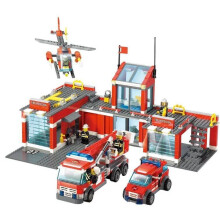 (Fire )Police et pompiers assemblant bloc de construction jouets pour cadeau enfants