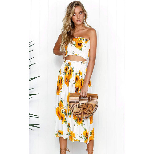 Abito da donna con gonna lunga e blusa floreale. 1