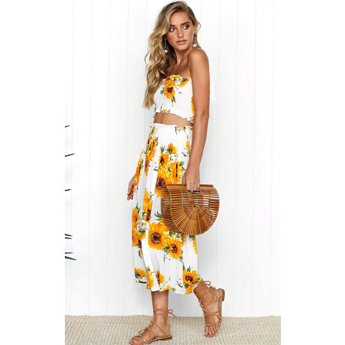 Abito da donna con gonna lunga e blusa floreale. 2