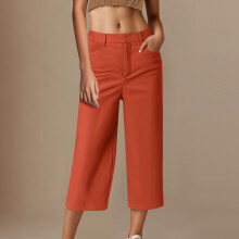 Conjunto feminino casual de cor sólida com calça cropped folgada.