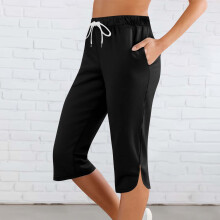 Calça capri feminina de cor sólida com cintura elástica e bolsos laterais, leve e confortável para uso casual ou atividades ao ar livre.