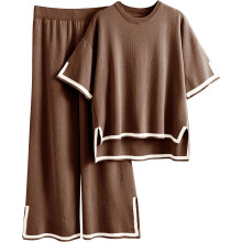 Conjunto de malha feminina de duas peças com blusa de manga curta e calça pantalona com cintura elástica.