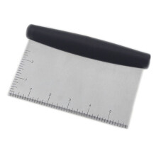 Coupe-pâte et racloir de table multifonctions en acier inoxydable de 15 cm (6 pouces) - Racloir et hachoir à pâtisserie robuste avec poignée noire
