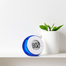Reloj de energía hídrica con pantalla LED para medición del tiempo. Componente electrónico de plástico azul.