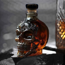 Gallickan Skull Design Glass Bottle, Halloween Themed Whiskey Decanter, High Borosilicate Liquid Container for Bar Home Decor, Multicolor