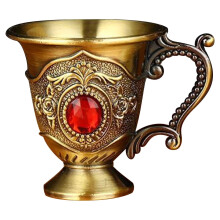Taça de vinho em liga metálica com padrão tradicional.
