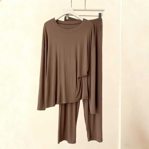 Conjunto de pijama térmico feminino com blusa de manga comprida e calça.