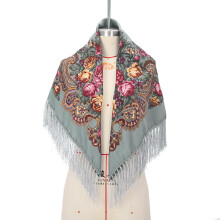 Lenço feminino estilo folk com estampa personalizada, formato quadrado, com franjas, ideal para viagens.