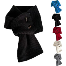 Cachecol feminino de inverno em tricô, quentinho e com botões de madeira, macio e confortável para usar em climas frios.