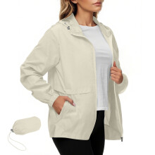 Veste de pluie Kukoosong pour femme, imperméable et pliable avec fermeture éclair, idéale pour le golf, la randonnée et les voyages. Elle est