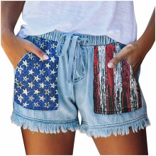 Patriottische jeansshorts voor dames met 4 juli-thema, zomer 2025, middelhoge taille, elastische tailleband, denim shorts met zakken, lichtblauw