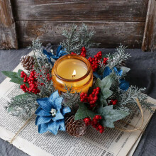 Coroa de velas artificiais flocadas com neve, ramos de pinheiro, bagas vermelhas e pinhas — compatível com velas de pilar.