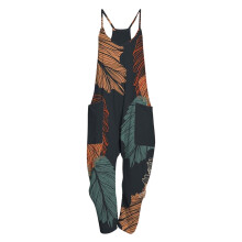 Macacão feminino casual com estampa boho, bolsos, modelo longo, alças finas e sem mangas.
