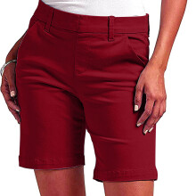 Shorts femininos plus size em sarja elástica, cintura fina, modelagem regular, ideais para caminhadas, com bolsos e estilo casual de verão.