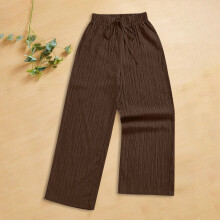 Calça feminina de pernas largas com pregas onduladas, em nylon e elastano, com acabamento fosco, ideal para atividades físicas. Modelagem solta e
