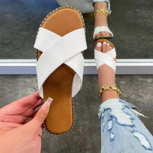 Chinelo feminino com tachas, sandália rasteira aberta, modelo mule, com tiras cruzadas, branco, tamanho 40.