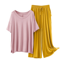 Damespyjamaset van viscose met effen top met V-hals en korte mouwen en bijpassende broek in verschillende kleuren. Comfortabele loungewear voor