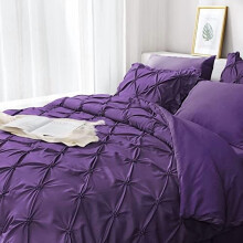 7-delige paarse dekbedset voor een tweepersoonsbed (Queen size) met lakens, kussenslopen met ruches en sierkussenslopen.
