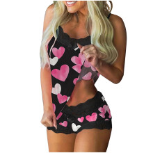 Casual pyjamaset voor dames met rode hartjesprint en zwarte kanten afwerking: pyjamatop en -short voor Valentijnsdag. Comfortabele, elastische
