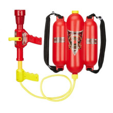 Les pompiers pulvérisent de l'eau sur les enfants