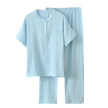 Dampyjamasset med ljusblå långärmad topp och
