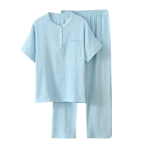 Dampyjamasset med ljusblå långärmad topp och