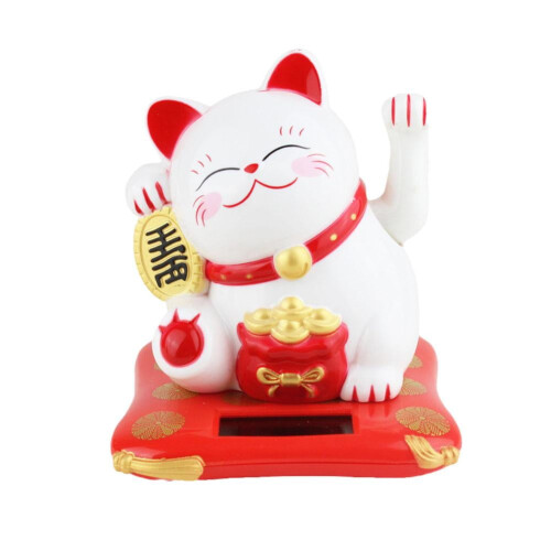 Ηλιακές κινέζικες γάτες Maneki Neko που κουνάνε το χέρι τους και καλούν σε δώρα τύχης