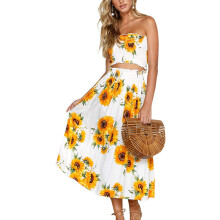 Abito da donna con gonna lunga e blusa floreale.