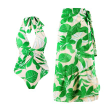 Conjunto de traje de baño de una pieza con cuello halter y estampado de hojas tropicales para mujer, que incluye falda pareo para la playa.