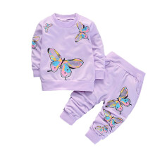 Conjunto de duas peças para bebê menina, composto por moletom de manga comprida estampado e calça, ideal para outono/inverno. Cor roxa. Tamanho 1