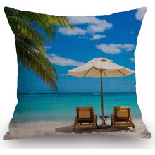 Housse de coussin carrée décorative style rustique, motif plage blanche idyllique et mer turquoise, idéale pour canapé ou fauteuil.