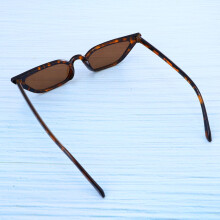 Lunettes de soleil Eye avec structure en résine robuste pour une utilisation durable et prolongée. Multicolores, petite taille.