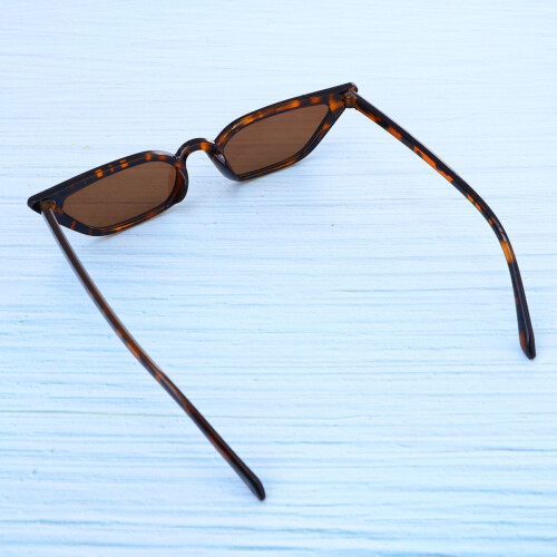 Lunettes de soleil Eye avec structure en résine robuste pour une utilisation durable et prolongée. Multicolores, petite taille.