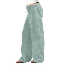Calça pantalona feminina de estatura baixa, modelo casual, cor sólida, com bolsos, cintura elástica e comprimento até o tornozelo, na cor verde.