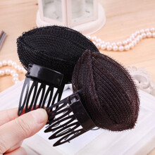 Haarliftend en volumineus haar voor vrouwen, met clip, haaraccessoire, stylingtool, koffie.