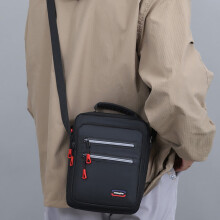 Malá pánska nepremokavá taška cez rameno - ideálna crossbody kabelka do práce aj do školy - ležérna čierna taška cez rameno