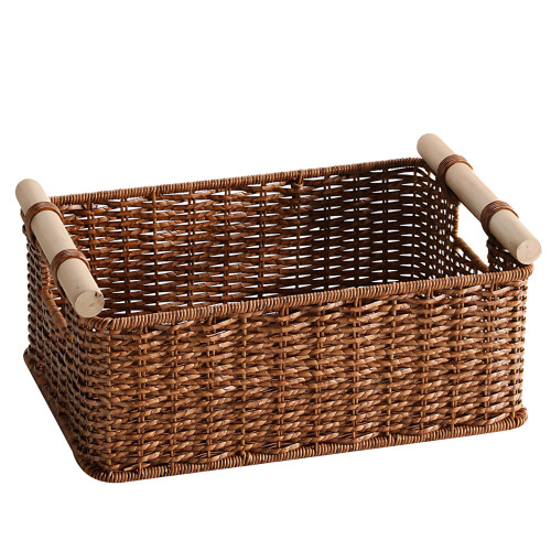 Cesta grande de mimbre con asas de madera.